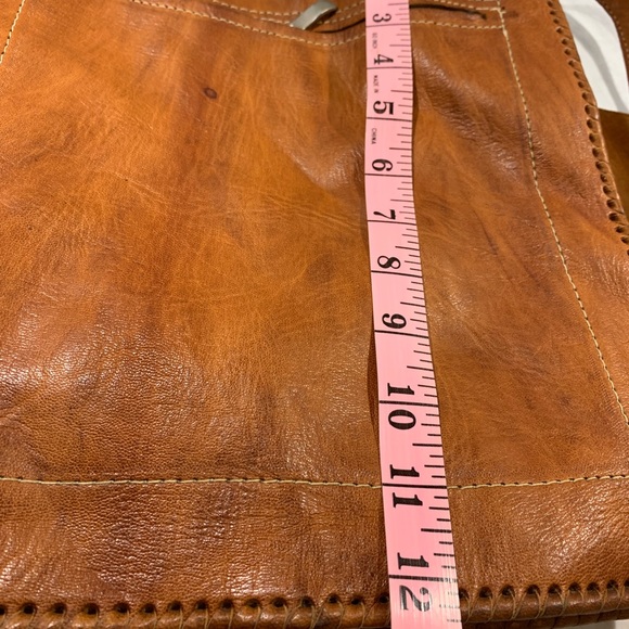 Artisanal leather purse in cognac with “horn” closure, back zipped pocket - Picture 11 of 15